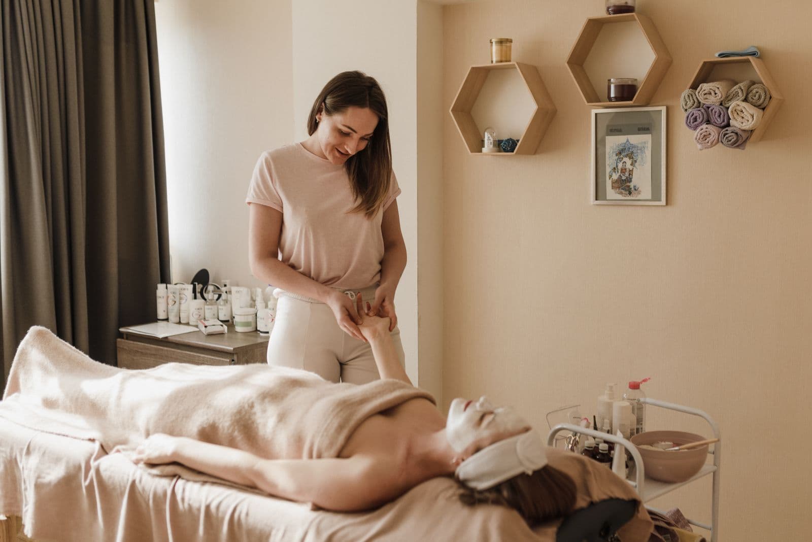 Kỹ thuật viên thực hiện massage thư giãn trong phòng spa ấm áp