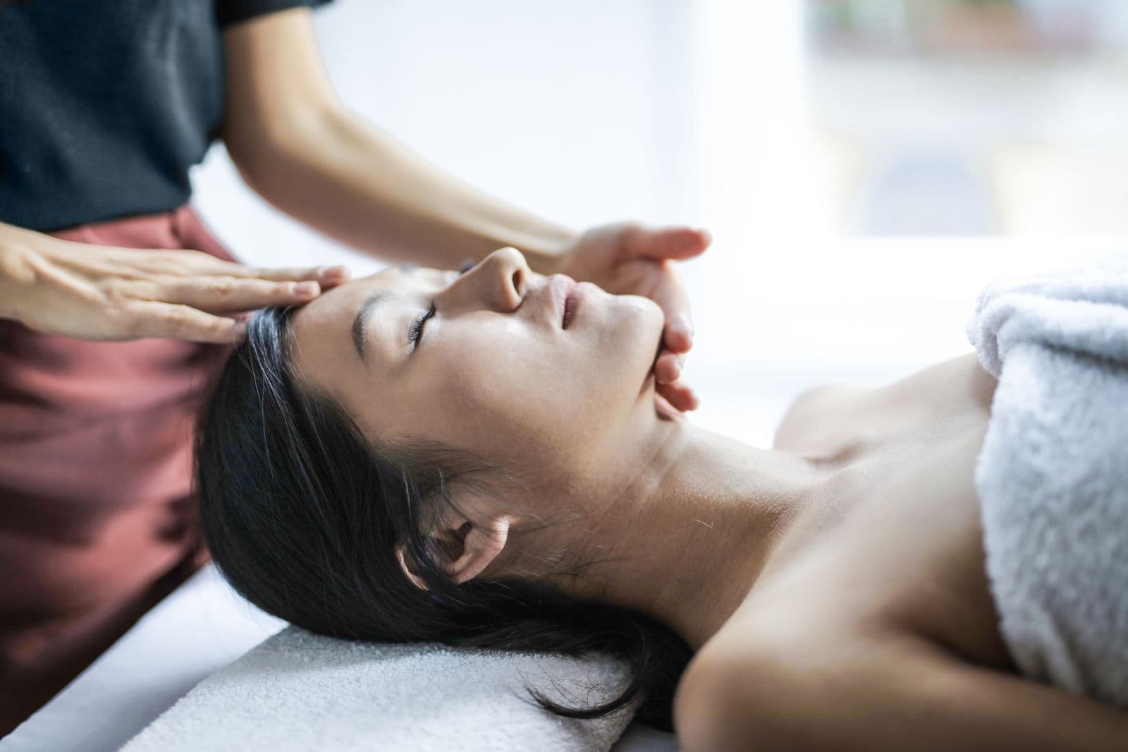 Khách hàng thư giãn khi được massage vùng đầu và cổ vai