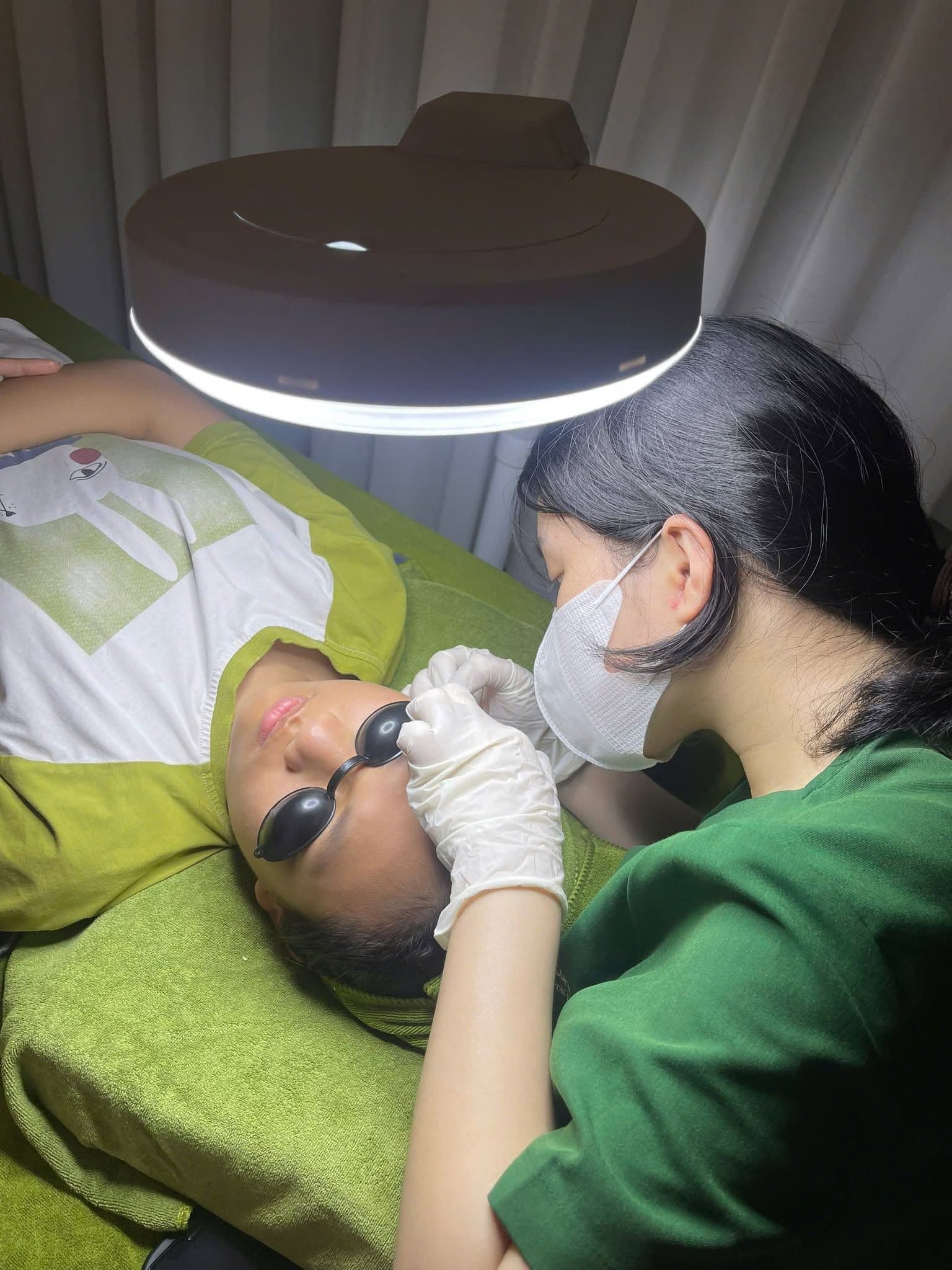 Chuẩn bị dụng cụ chăm sóc da tại Mombi Care Spa