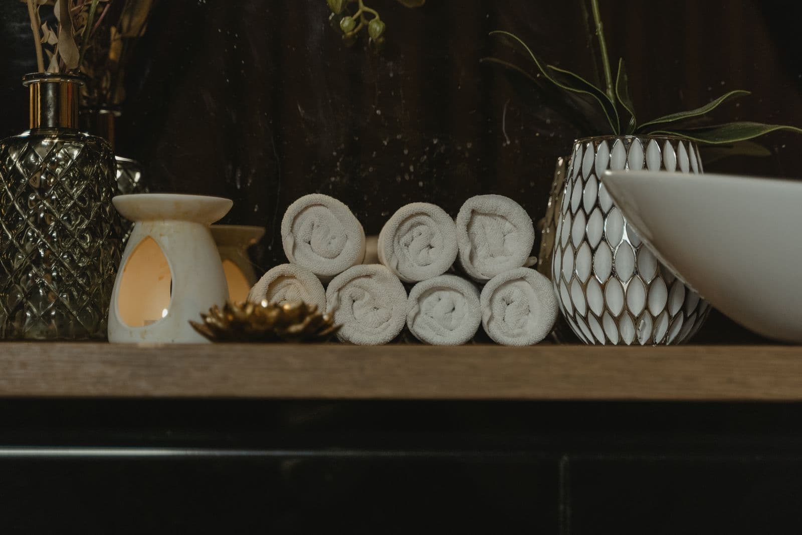 Khăn sạch và nến thơm được chuẩn bị cho một buổi chăm sóc tại spa