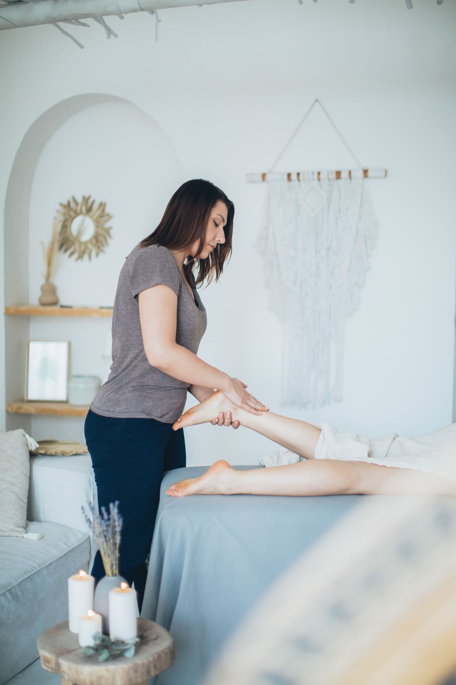Buổi massage nhẹ nhàng giúp cơ thể thư giãn sau giờ làm việc