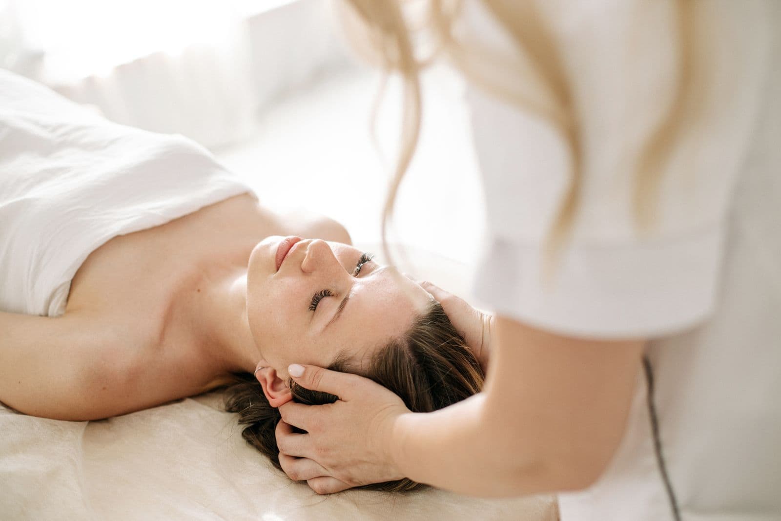 Kỹ thuật viên điều chỉnh thao tác massage theo cảm nhận của khách hàng