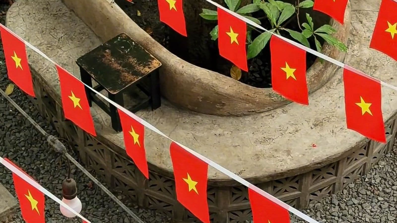 Cờ Việt Nam trang trí trên phố trong dịp lễ Quốc khánh 2/9